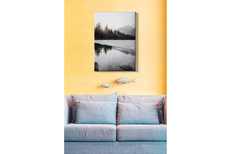 Lerretsbilde - Vakkert vinterlandskap med frosne innsjøer og snødekte fjell - Grå / Hvit / Mørkegrønn - Innredning - Bilder & kunst - Lerretsbilder