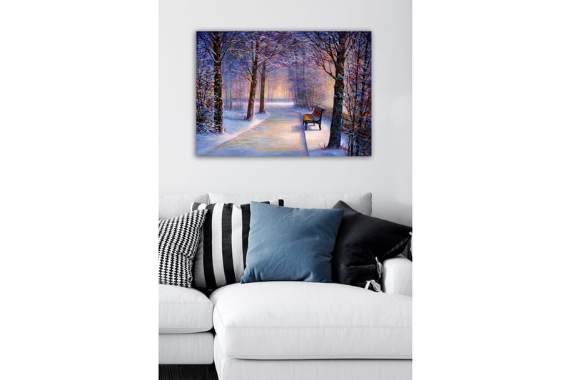 Lerretsbilde - Vinterlandskap med en ensom benk langs en snødekt vei - Lilla / Hvit / Brun - Innredning - Bilder & kunst - Lerretsbilder