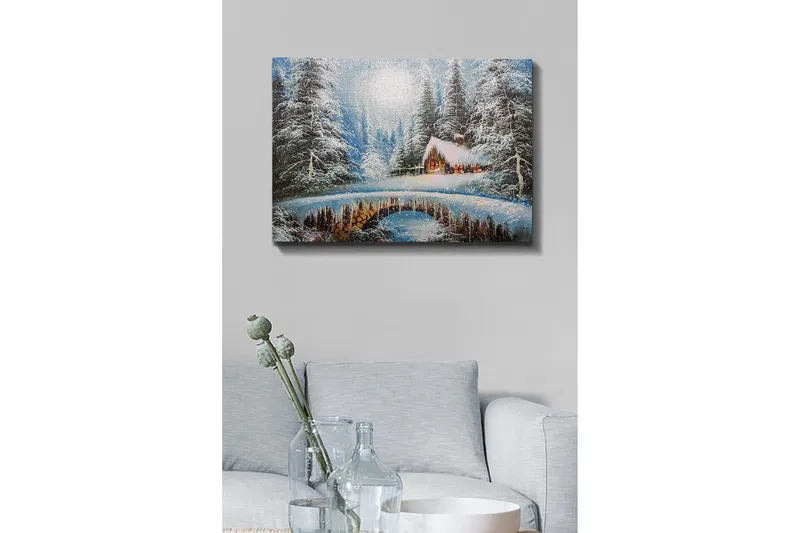 Lerretsbilde - Vinterlandskap med hytte og snødekte trær - Blå / Hvit / Brun - Innredning - Bilder & kunst - Lerretsbilder