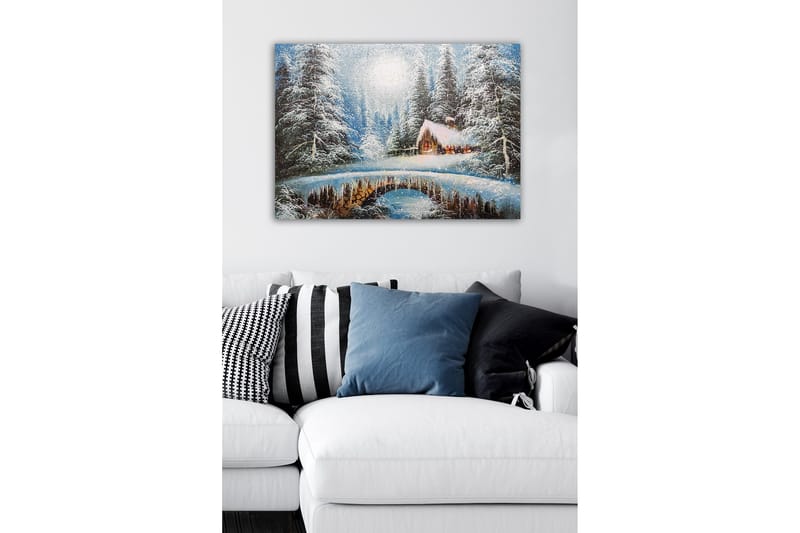 Lerretsbilde - Vinterlandskap med hytte og snødekte trær - Hvit / Blå / Brun - Innredning - Bilder & kunst - Lerretsbilder