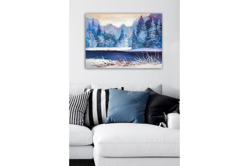 Lerretsbilde - Vinterlandskap med snødekte trær og en speilblank innsjø - Blå / Hvit / Mørkegrønn - Innredning - Bilder & kunst - Lerretsbilder