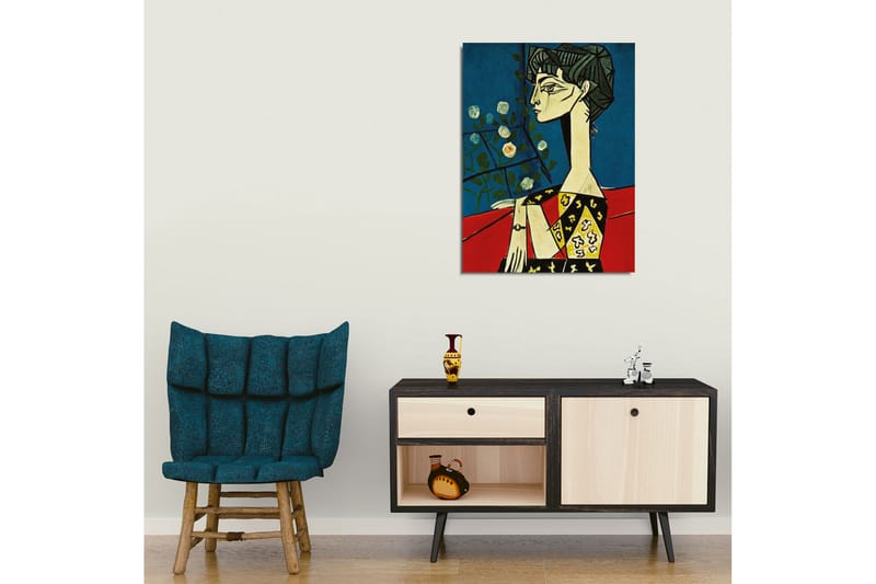 Lerretsbilde - Portrett av en kvinne med stiliserte ansiktstrekk og blomster i bakgrunnen - Blå / Rød / Svart - Innredning - Bilder & kunst - Lerretsbilder