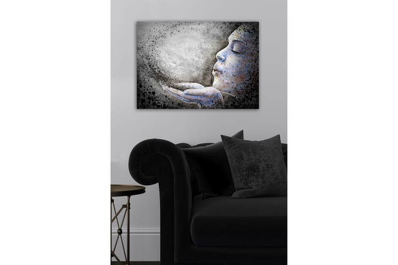 Lerretsbilde - Portrett av en kvinne som blåser partikler ut av hendene sine - Grå / Blå / Svart - Innredning - Bilder & kunst - Lerretsbilder