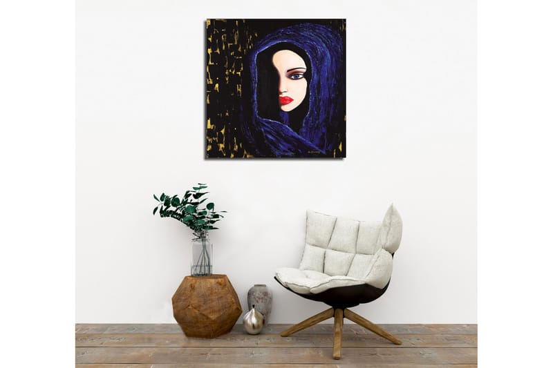 Lerretsbilde - Portrett av en kvinne med et mystisk blikk i en mørk hette - Mørk blå / Svart / Rød - Innredning - Bilder & kunst - Lerretsbilder