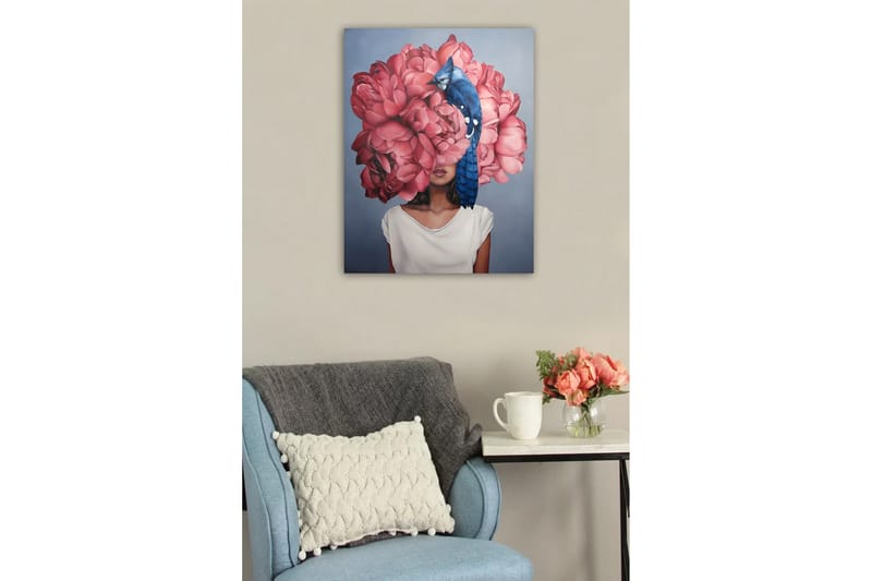 Lerretsbilde - Portrett av en kvinne med en stor bukett rosa blomster som hode og en blå fugl som sitter på blomstene - Rosa / Blå / Beige - Innredning - Bilder & kunst - Lerretsbilder