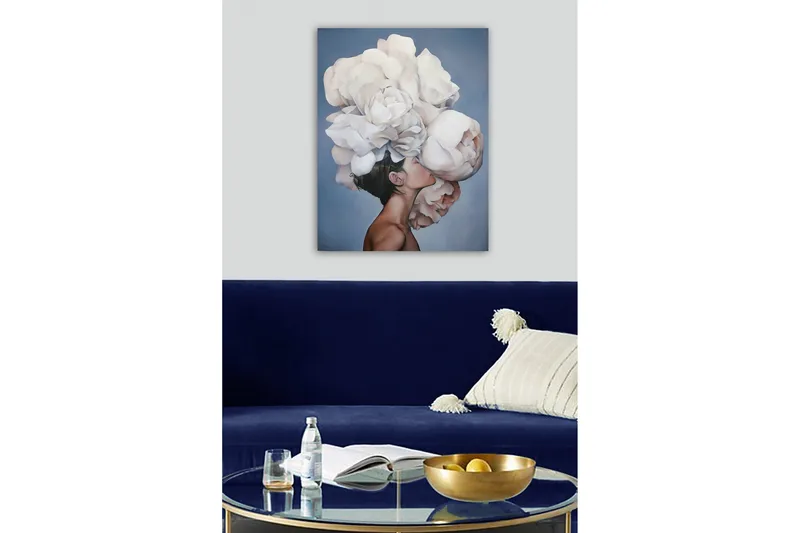 Lerretsbilde - Portrett av en person med en stor bukett hvite blomster som svever over hodet - Hvit / Lys grå / Hudtone - Innredning - Bilder & kunst - Lerretsbilder