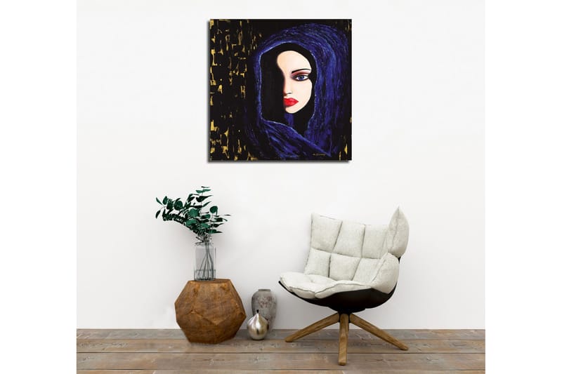 Lerretsbilde - Portrett av en kvinne med et mystisk blikk i en mørk hette - Mørk blå / Svart / Rød - Innredning - Bilder & kunst - Lerretsbilder