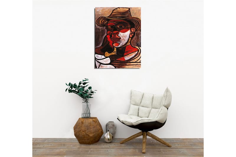 Lerretsbilde - Portrett av en mann med hatt og sterke ansiktstrekk - Rød / Svart / Hvit - Innredning - Bilder & kunst - Lerretsbilder