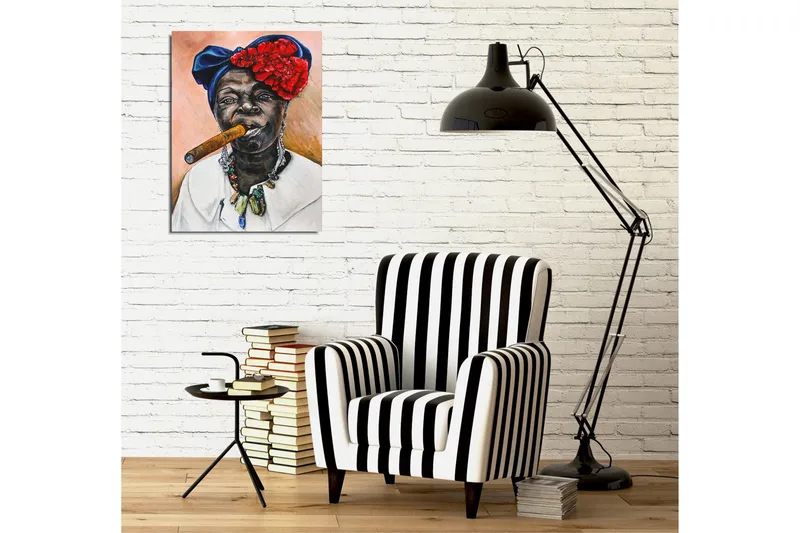 Lerretsbilde - Portrett av en kvinne med sigar og fargerik hodeplagg - Mørk blå / Rød / Hudtone - Innredning - Bilder & kunst - Lerretsbilder