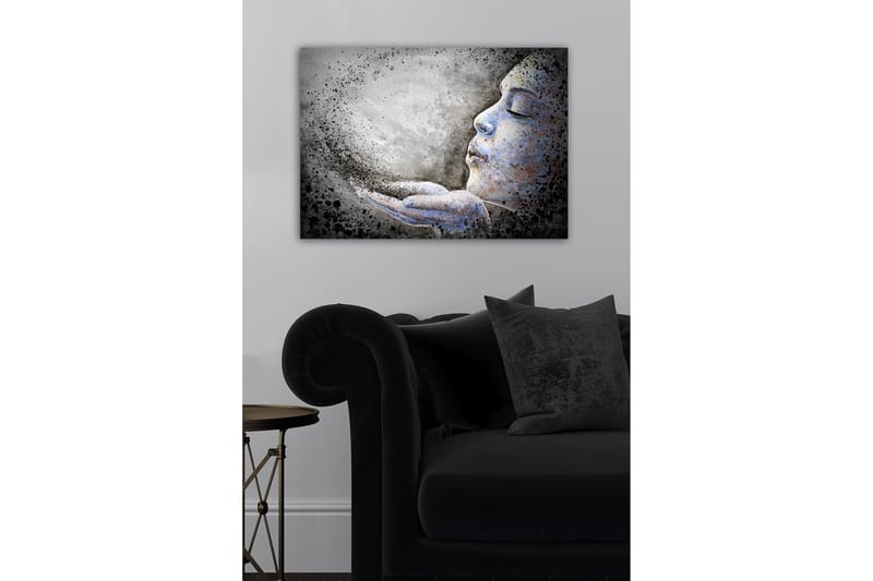 Lerretsbilde - Portrett av en kvinne som blåser partikler ut av hendene sine - Grå / Blå / Svart - Innredning - Bilder & kunst - Lerretsbilder