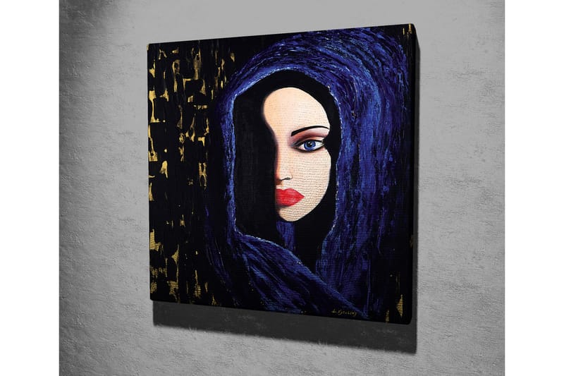 Lerretsbilde - Portrett av en kvinne med et mystisk blikk i en mørk hette - Mørk blå / Svart / Rød - Innredning - Bilder & kunst - Lerretsbilder