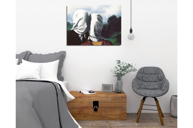 Lerretsbilde - Par med hvite kluter som dekker ansiktene, stående i et frodig landskap - Hvit / Svart / Grønn - Innredning - Bilder & kunst - Lerretsbilder