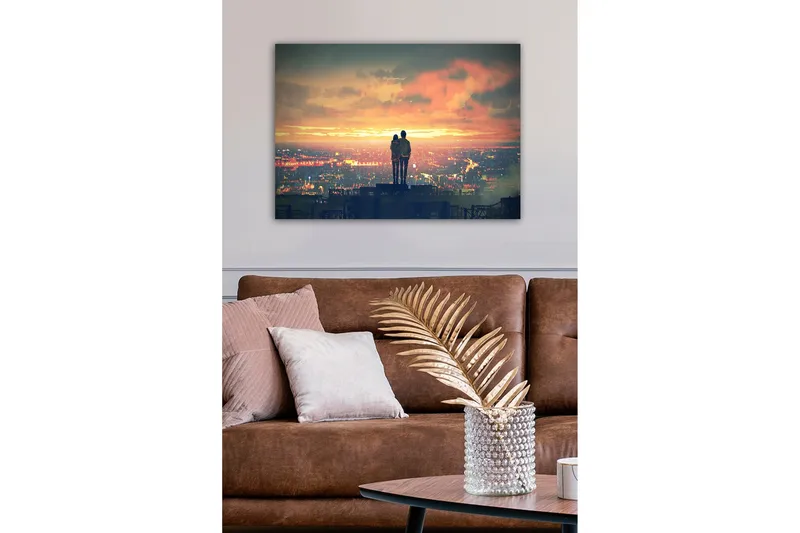 Lerretsbilde - Par som står sammen og ser på en solnedgang over en by - Oransje / Blå / Grå - Innredning - Bilder & kunst - Lerretsbilder