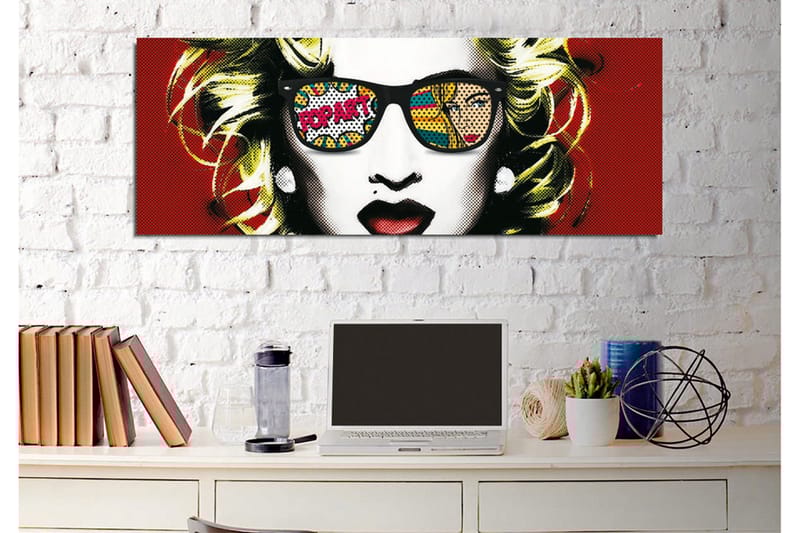 Lerretsbilde - Portrett av en kvinne med solbriller og popkunstmotiver i refleksjonene - Rød / Svart / Gul - Innredning - Bilder & kunst - Lerretsbilder