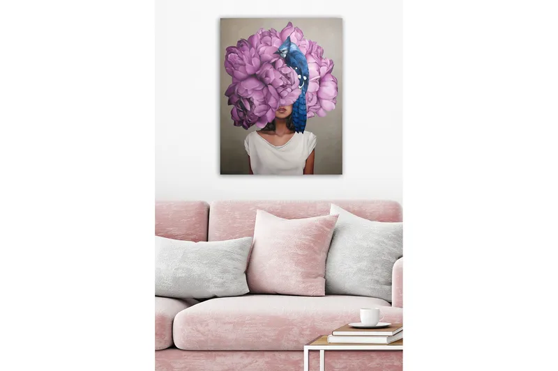 Lerretsbilde - Portrett av en kvinne med en stor bukett rosa blomster som hovedmotiv - Rosa / Blå / Beige - Innredning - Bilder & kunst - Lerretsbilder