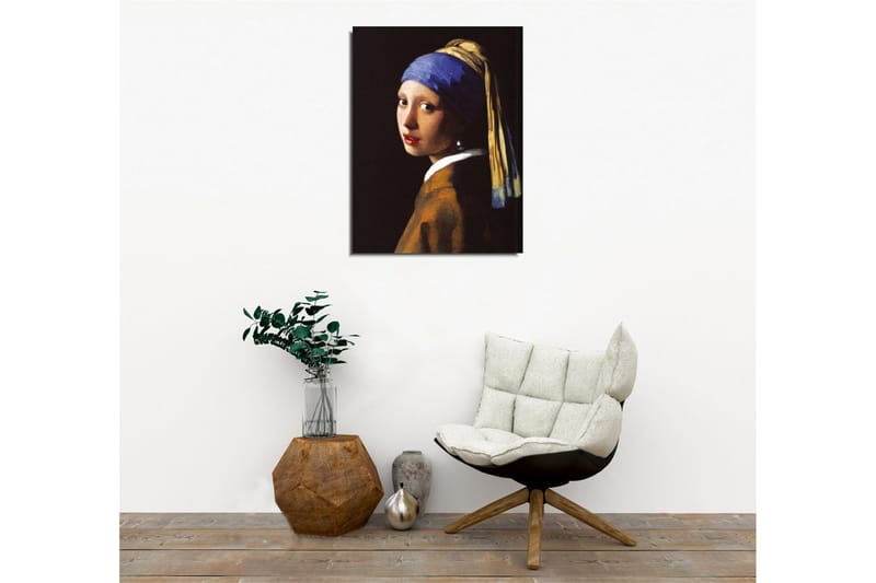 Lerretsbilde - Portrett av en ung kvinne med perleørering og blått hodeskjerf - Blå / Beige / Svart - Innredning - Bilder & kunst - Lerretsbilder