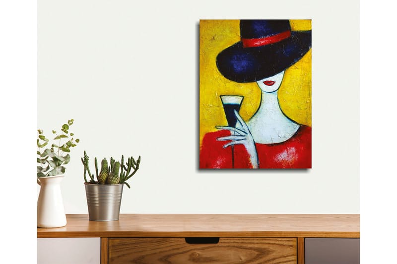 Lite lerretsbilde 30x40 cm - Elegant kvinne med stor hatt og glass i hånden - Mørk blå / Rød / Gul - Innredning - Bilder & kunst - Lerretsbilder