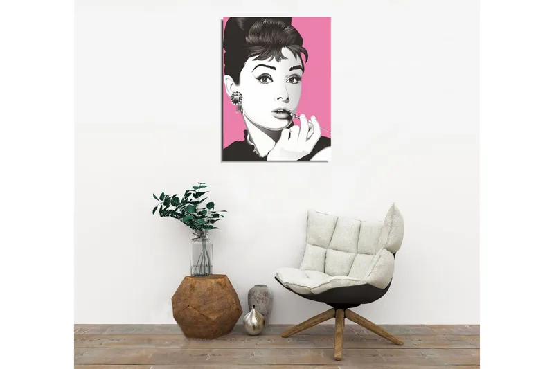 Lite lerretsbilde 30x40 cm - Portrett av en elegant kvinne med leppestift og store øredobber - Rosa / Svart / Hvit - Innredning - Bilder & kunst - Lerretsbilder