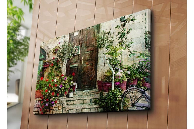 Stort lerretsbilde 100x70 cm - Vakker dør omgitt av fargerike blomster og grøntområder - Rød / Grønn / Lilla - Innredning - Bilder & kunst - Lerretsbilder