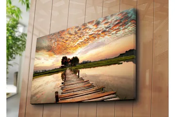 Stort lerretsbilde 100x70 cm - Vakker solnedgang over en trebro som strekker seg over stille vann - Oransje / Grønn / Brun - Innredning - Bilder & kunst - Lerretsbilder