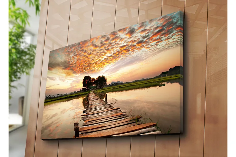 Stort lerretsbilde 100x70 cm - Vakker solnedgang over en trebro som strekker seg over stille vann - Oransje / Grønn / Brun - Innredning - Bilder & kunst - Lerretsbilder