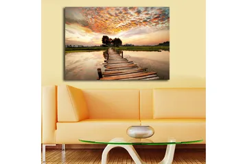 Stort lerretsbilde 100x70 cm - Vakker solnedgang over en trebro som strekker seg over stille vann - Oransje / Grønn / Brun - Innredning - Bilder & kunst - Lerretsbilder