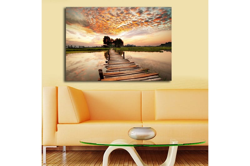 Stort lerretsbilde 100x70 cm - Vakker solnedgang over en trebro som strekker seg over stille vann - Oransje / Grønn / Brun - Innredning - Bilder & kunst - Lerretsbilder