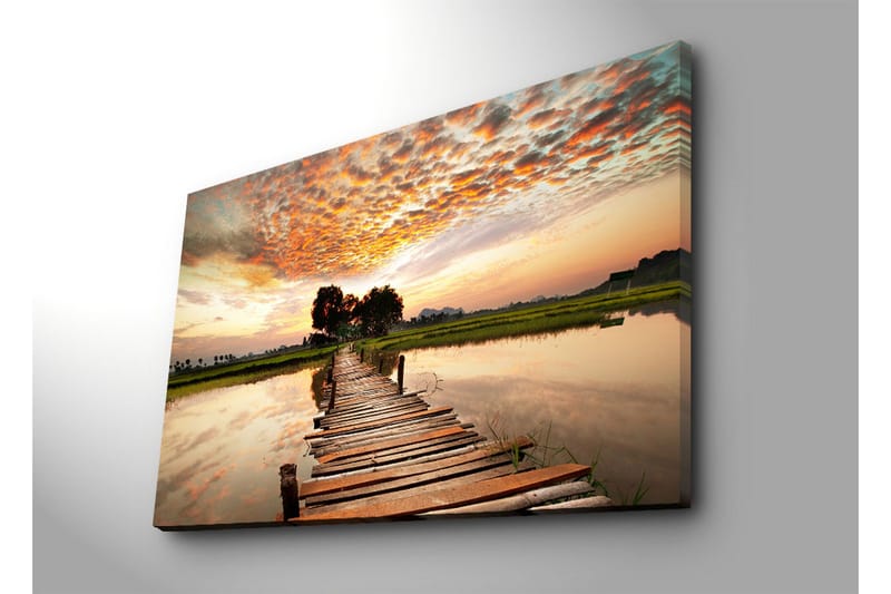 Stort lerretsbilde 100x70 cm - Vakker solnedgang over en trebro som strekker seg over stille vann - Oransje / Grønn / Brun - Innredning - Bilder & kunst - Lerretsbilder