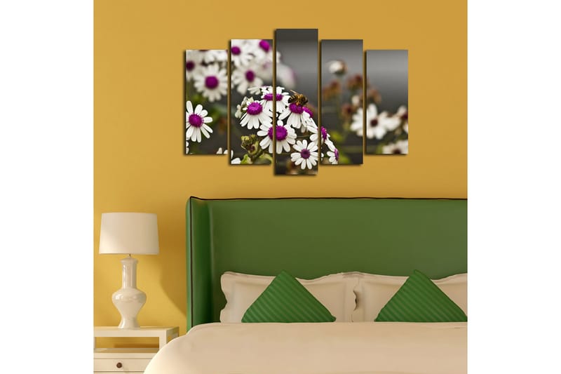 Stort lerretsbilde i 5 deler 105x70 cm - Blomster med lilla midtpunkt og en bie som samler nektar - Hvit / Lilla - Innredning - Bilder & kunst - Lerretsbilder