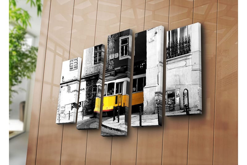 Stort lerretsbilde i 5 deler 105x70 cm - Gul trikk som svinger rundt et hjørne i et urbant miljø - Gul / Svart / Grå - Innredning - Bilder & kunst - Lerretsbilder