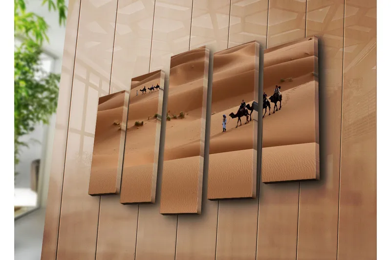 Stort lerretsbilde i 5 deler 105x70 cm - Kamelkaravane som beveger seg gjennom sanddyner - Sandbeige / Lys brun / Grønn - Innredning - Bilder & kunst - Lerretsbilder