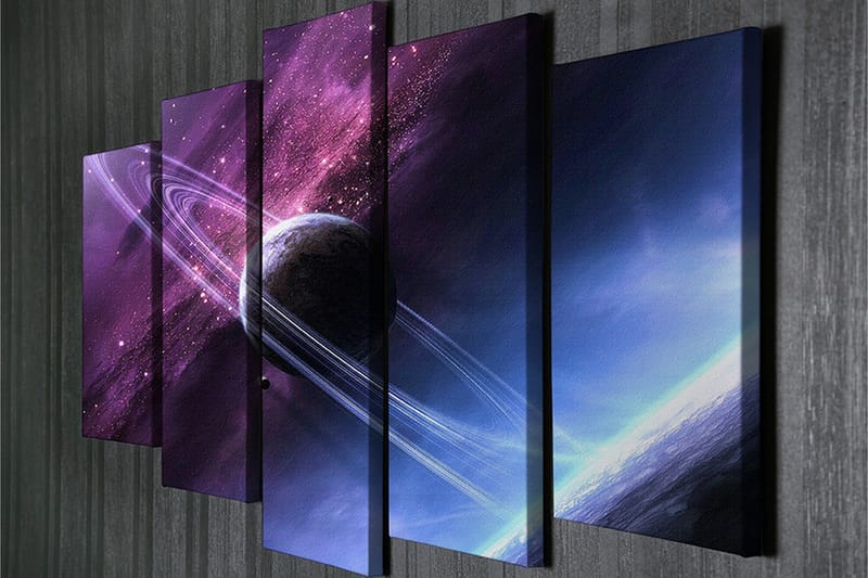 Stort lerretsbilde i 5 deler 105x70 cm - Romlandskap med en planet og ringer på en stjernehimmel - Lilla / Blå / Svart - Innredning - Bilder & kunst - Lerretsbilder