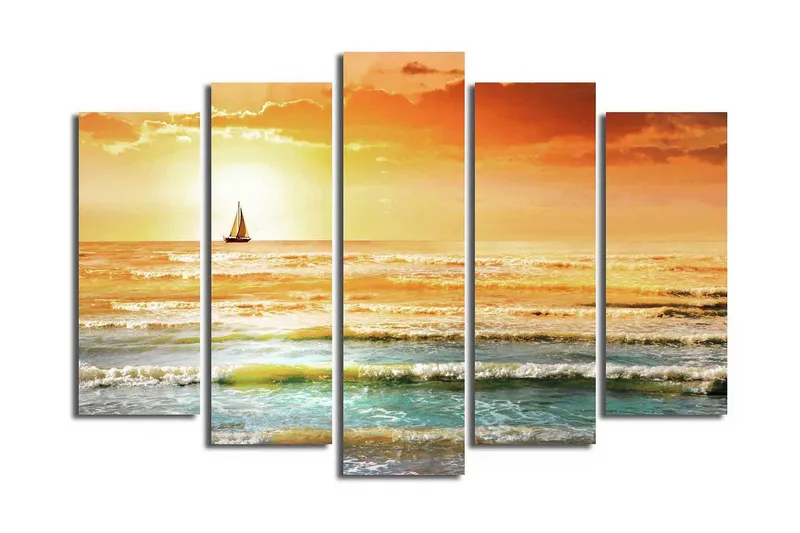 Stort lerretsbilde i 5 deler 105x70 cm - Seilbåt på et glitrende hav i solnedgangens farger - Oransje / Blå / Gull - Innredning - Bilder & kunst - Lerretsbilder