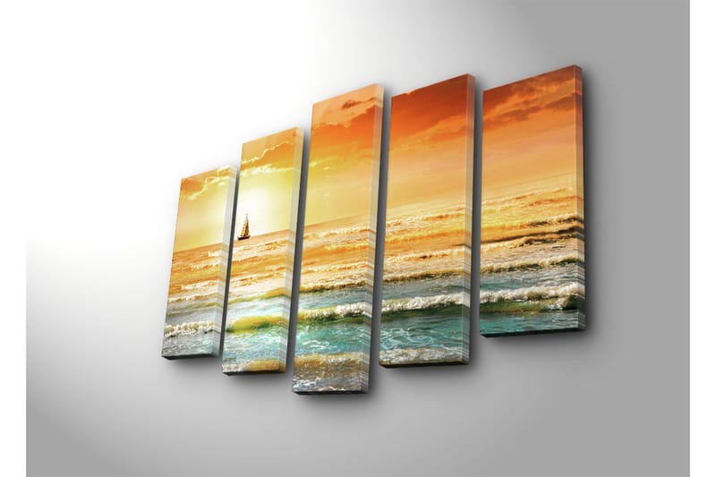 Stort lerretsbilde i 5 deler 105x70 cm - Seilbåt på et glitrende hav i solnedgangens farger - Oransje / Blå / Gull - Innredning - Bilder & kunst - Lerretsbilder