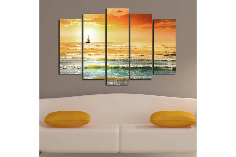 Stort lerretsbilde i 5 deler 105x70 cm - Seilbåt på et glitrende hav i solnedgangens farger - Oransje / Blå / Gull - Innredning - Bilder & kunst - Lerretsbilder