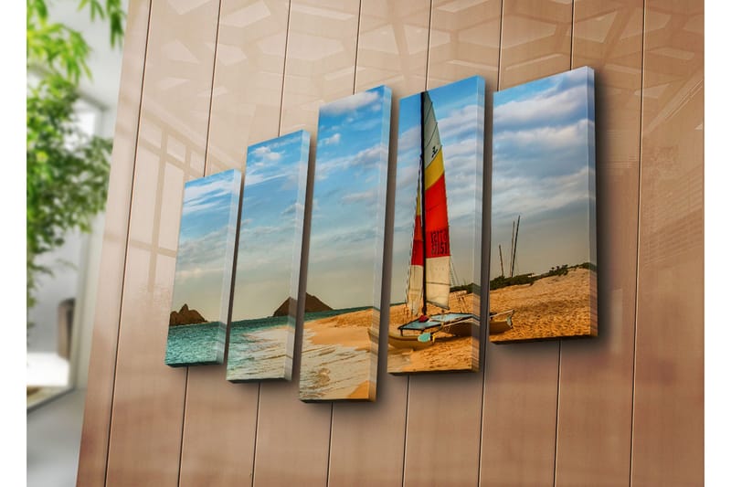 Stort lerretsbilde i 5 deler 105x70 cm - Seilbåt på en strand med klart vann og sanddyner - Blå / Oransje / Gul - Innredning - Bilder & kunst - Lerretsbilder