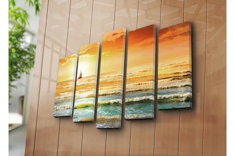 Stort lerretsbilde i 5 deler 105x70 cm - Seilbåt på et glitrende hav i solnedgangens farger - Oransje / Blå / Gull - Innredning - Bilder & kunst - Lerretsbilder