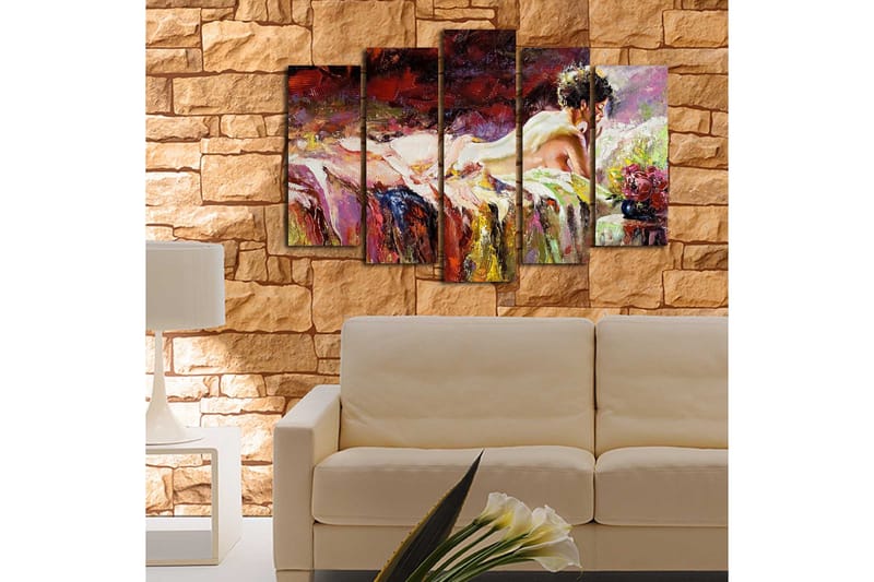 Stort lerretsbilde i 5 deler 105x70 cm - Sensuell kvinne hviler på en seng med blomster i nærheten - Rød / Lilla / Beige - Innredning - Bilder & kunst - Lerretsbilder