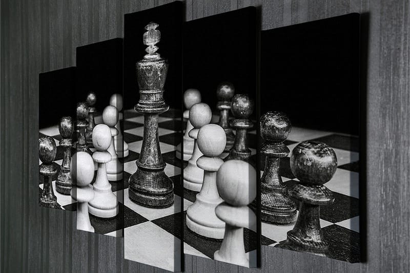 Stort lerretsbilde i 5 deler 105x70 cm - Sjakkbrett med hvite og svarte brikker i fokus - Svart / Hvit / Grå - Innredning - Bilder & kunst - Lerretsbilder