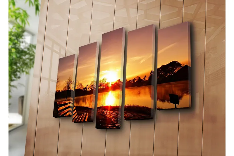 Stort lerretsbilde i 5 deler 105x70 cm - Solnedgang over en speilblank innsjø med silhuetter av trær og en benk i forgrunnen - Oransje / Gull / Svart - Innredning - Bilder & kunst - Lerretsbilder