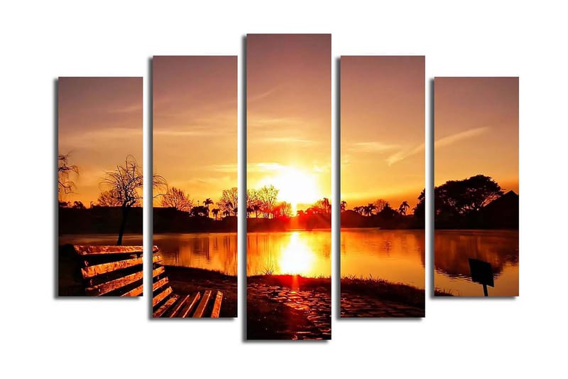 Stort lerretsbilde i 5 deler 105x70 cm - Solnedgang over en speilblank innsjø med silhuetter av trær og en benk i forgrunnen - Oransje / Gull / Svart - Innredning - Bilder & kunst - Lerretsbilder