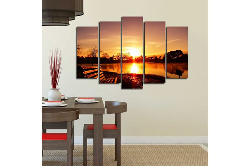 Stort lerretsbilde i 5 deler 105x70 cm - Solnedgang over en speilblank innsjø med silhuetter av trær og en benk i forgrunnen - Oransje / Gull / Svart - Innredning - Bilder & kunst - Lerretsbilder