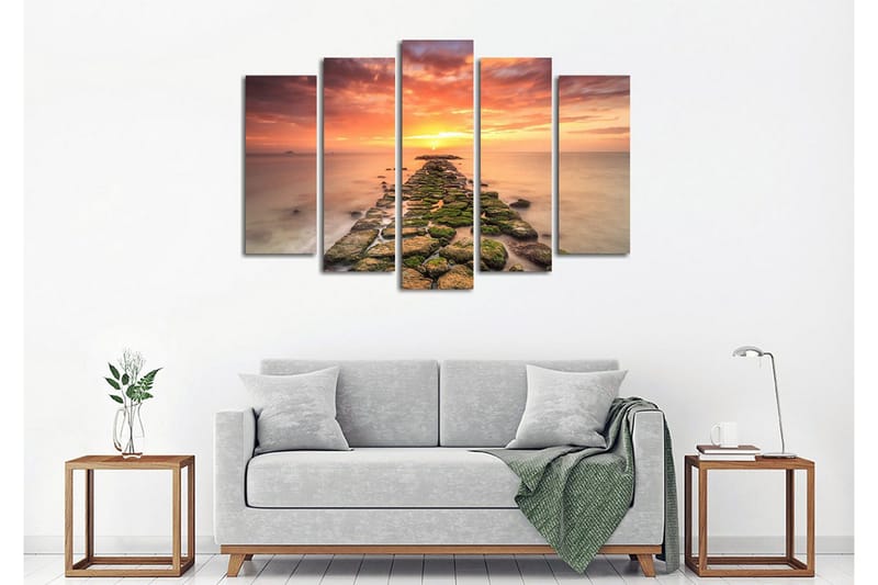 Stort lerretsbilde i 5 deler 105x70 cm - Solnedgang over en steinete brygge - Oransje / Grønn / Blå - Innredning - Bilder & kunst - Lerretsbilder