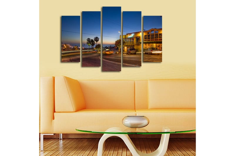 Stort lerretsbilde i 5 deler 105x70 cm - Stemningsfull kveldsutsikt over en kystby med palmer og biler - Mørk blå / Gull / Svart - Innredning - Bilder & kunst - Lerretsbilder