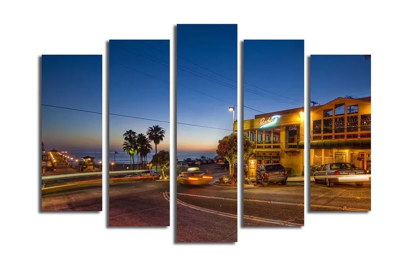 Stort lerretsbilde i 5 deler 105x70 cm - Stemningsfull kveldsutsikt over en kystby med palmer og biler - Mørk blå / Gull / Svart - Innredning - Bilder & kunst - Lerretsbilder
