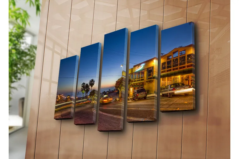 Stort lerretsbilde i 5 deler 105x70 cm - Stemningsfull kveldsutsikt over en kystby med palmer og biler - Mørk blå / Gull / Svart - Innredning - Bilder & kunst - Lerretsbilder