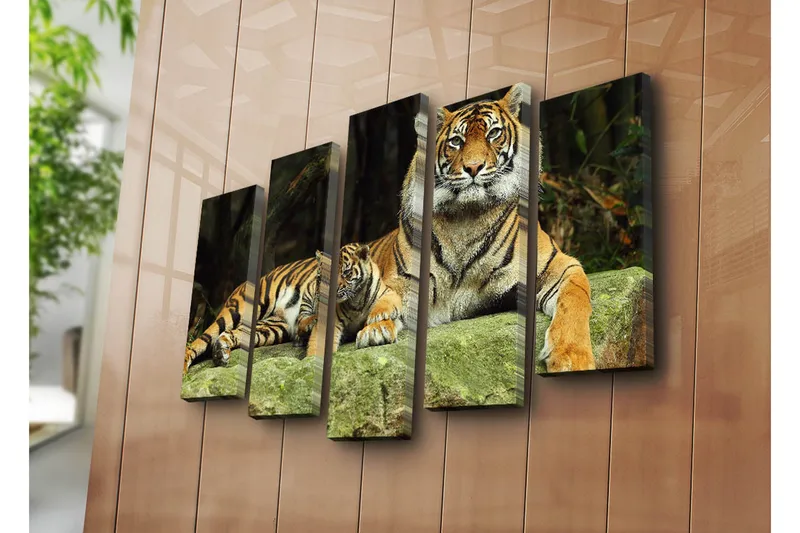 Stort lerretsbilde i 5 deler 105x70 cm - Stolt tiger med unge hvilende på en stein - Oransje / Svart / Beige - Innredning - Bilder & kunst - Lerretsbilder