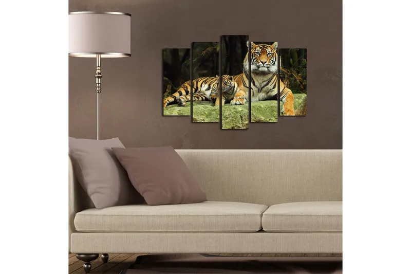 Stort lerretsbilde i 5 deler 105x70 cm - Stolt tiger med unge hvilende på en stein - Oransje / Svart / Beige - Innredning - Bilder & kunst - Lerretsbilder