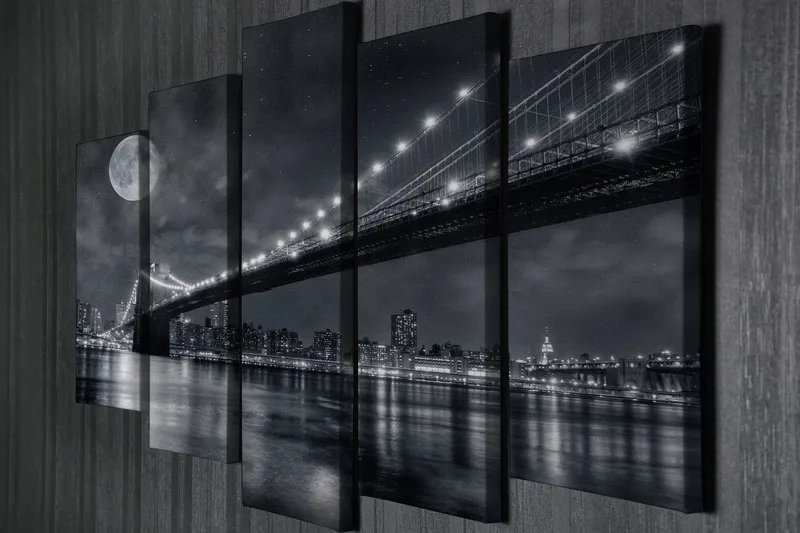 Stort lerretsbilde i 5 deler 105x70 cm - Svart-hvitt bybilde med bro og måne om natten - Svart / Grå / Hvit - Innredning - Bilder & kunst - Lerretsbilder