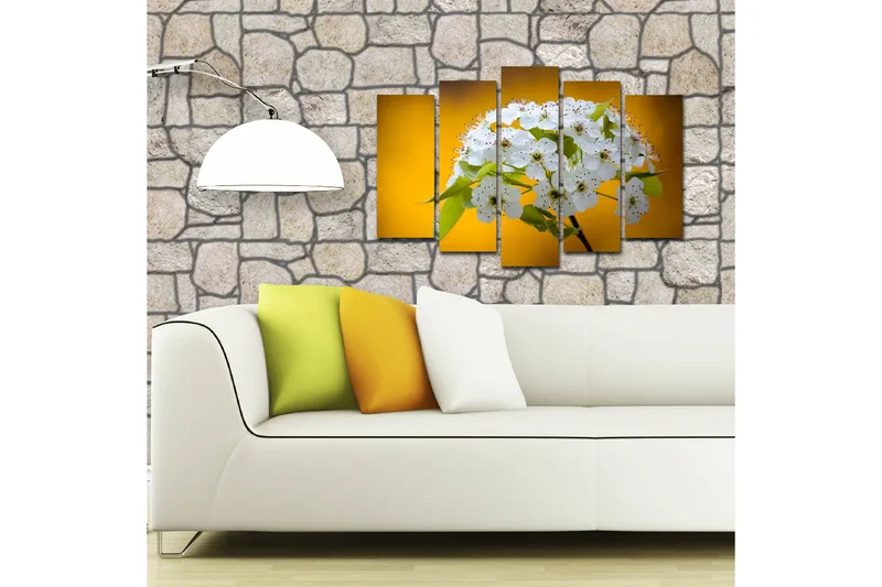 Stort lerretsbilde i 5 deler 105x70 cm - Vakker bukett med hvite blomster mot en varm gul bakgrunn - Hvit / Gul - Innredning - Bilder & kunst - Lerretsbilder
